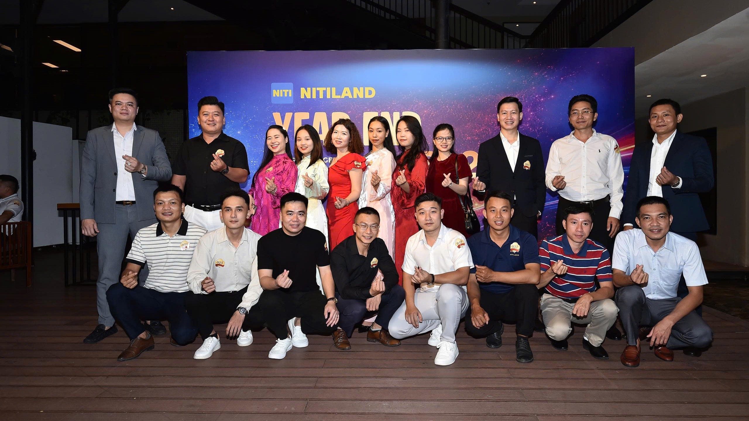 Phạm Hữu Hùng cùng tập thể anh em trong công ty Nitiland
